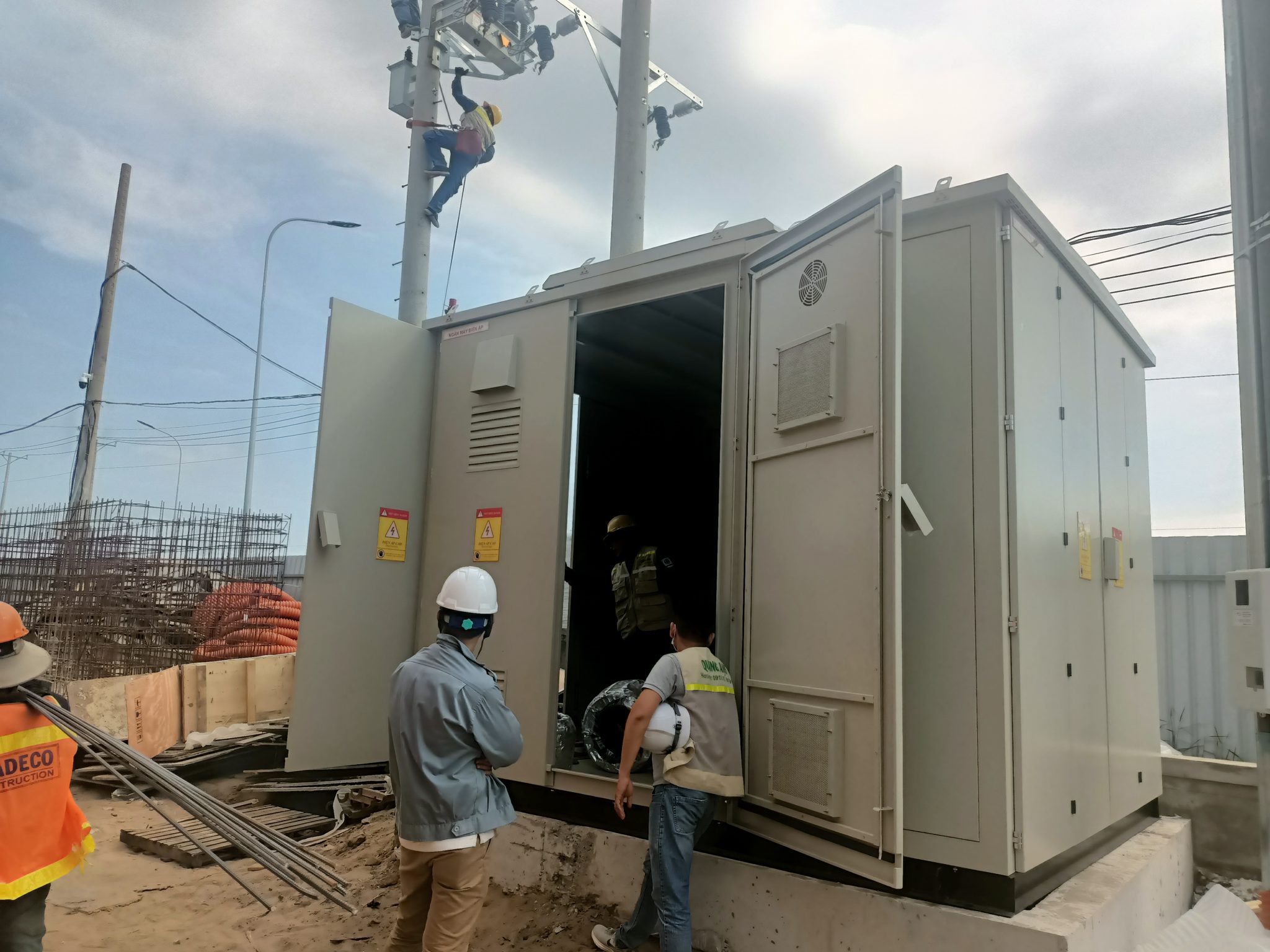 Những yếu tố tác động đến chi phí trạm biến áp 400kVA Những nhân tố ảnh hưởng đến giá trạm biến áp: thiết bị, vật liệu, vị trí.