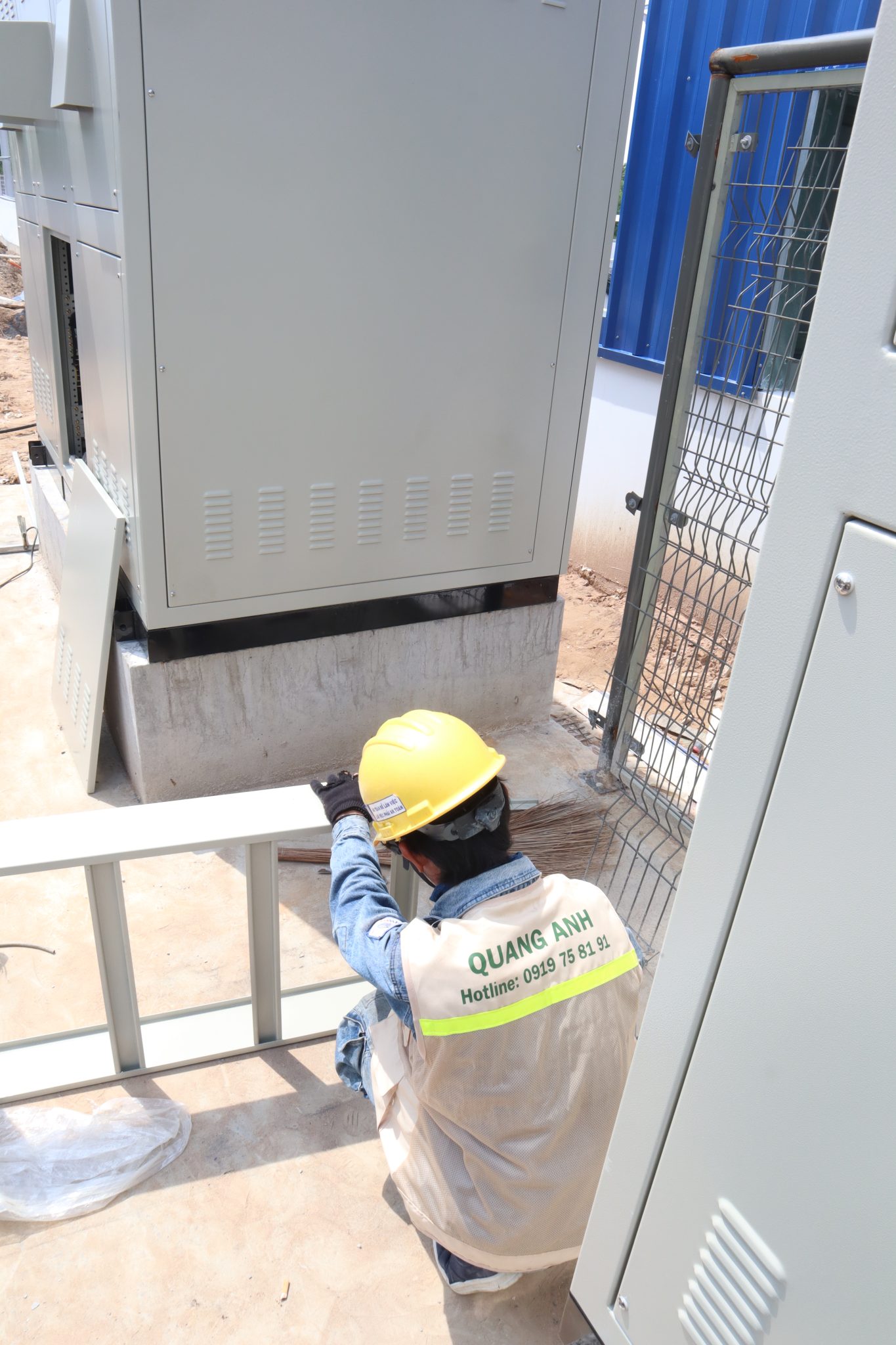 Kỹ thuật viên chuẩn bị bảo trì Kỹ thuật viên chuẩn bị bảo trì hệ thống điện với đồ bảo hộ