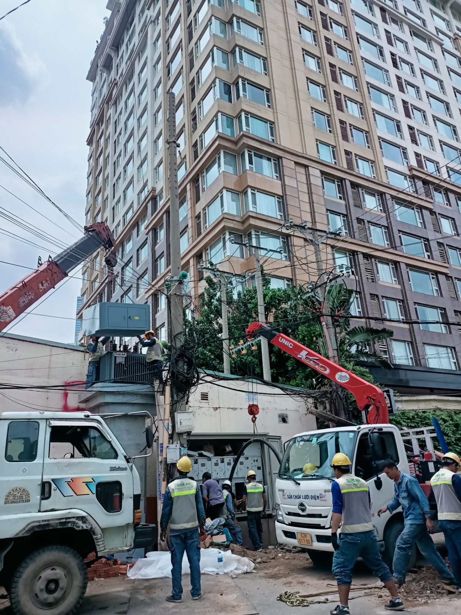 Kỹ thuật viên kiểm tra hệ thống điện trạm biến áp.