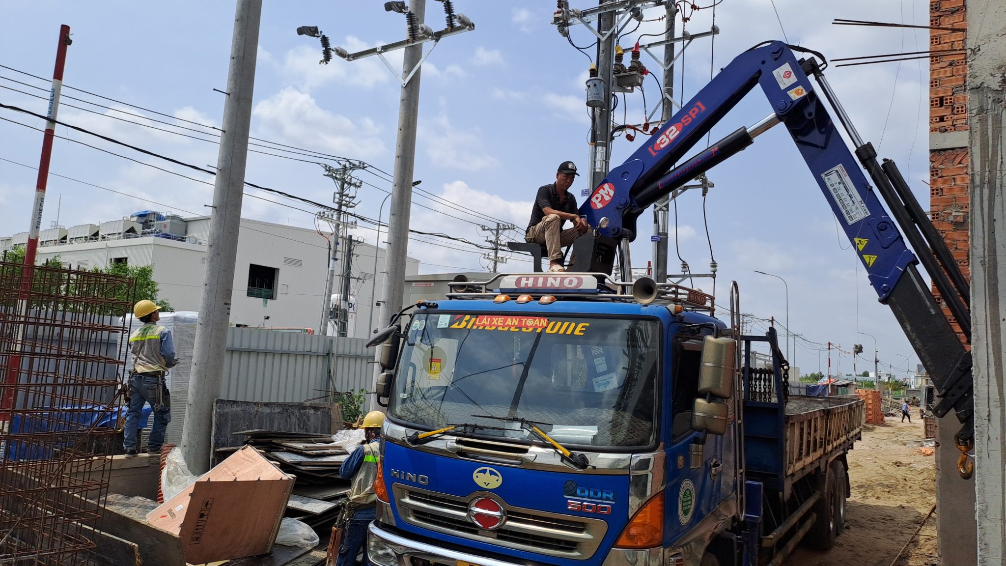 Kỹ sư bảo trì máy biến áp trong quá trình làm việc với các dụng cụ an toàn.