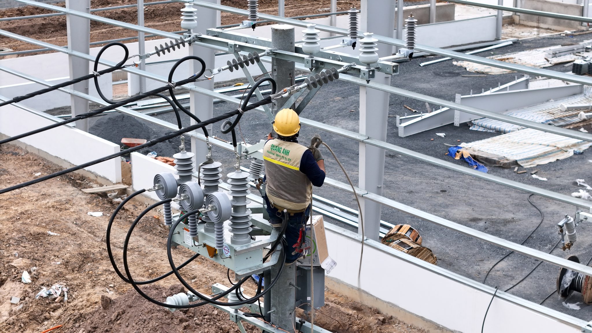Trạm điện tại khu công nghiệp VSIP 1 gặp tình trạng quá tải và sự xử lý của nhân viên.