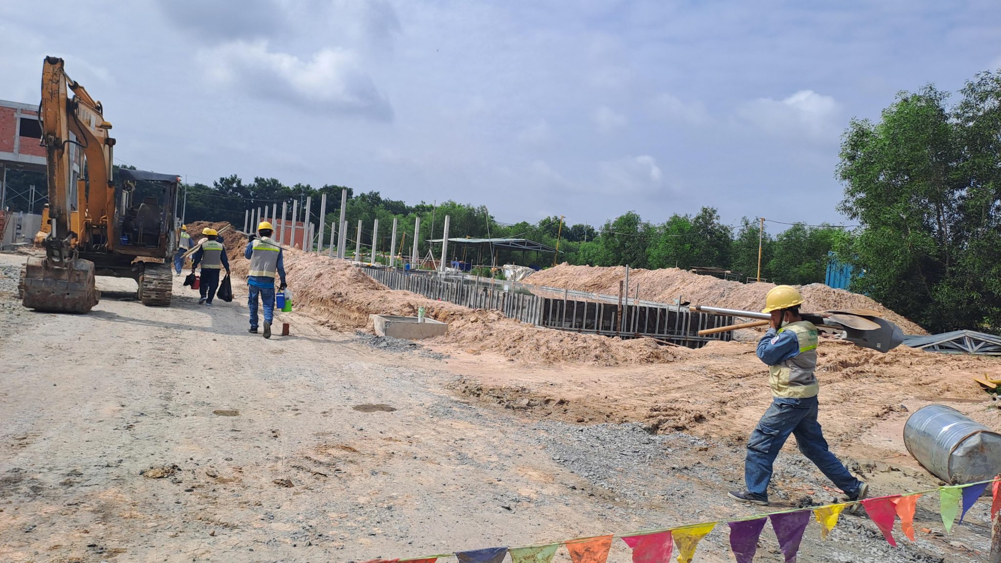 Bên trong Công ty Điện lực Bình Dương và một phiên đấu thầu.