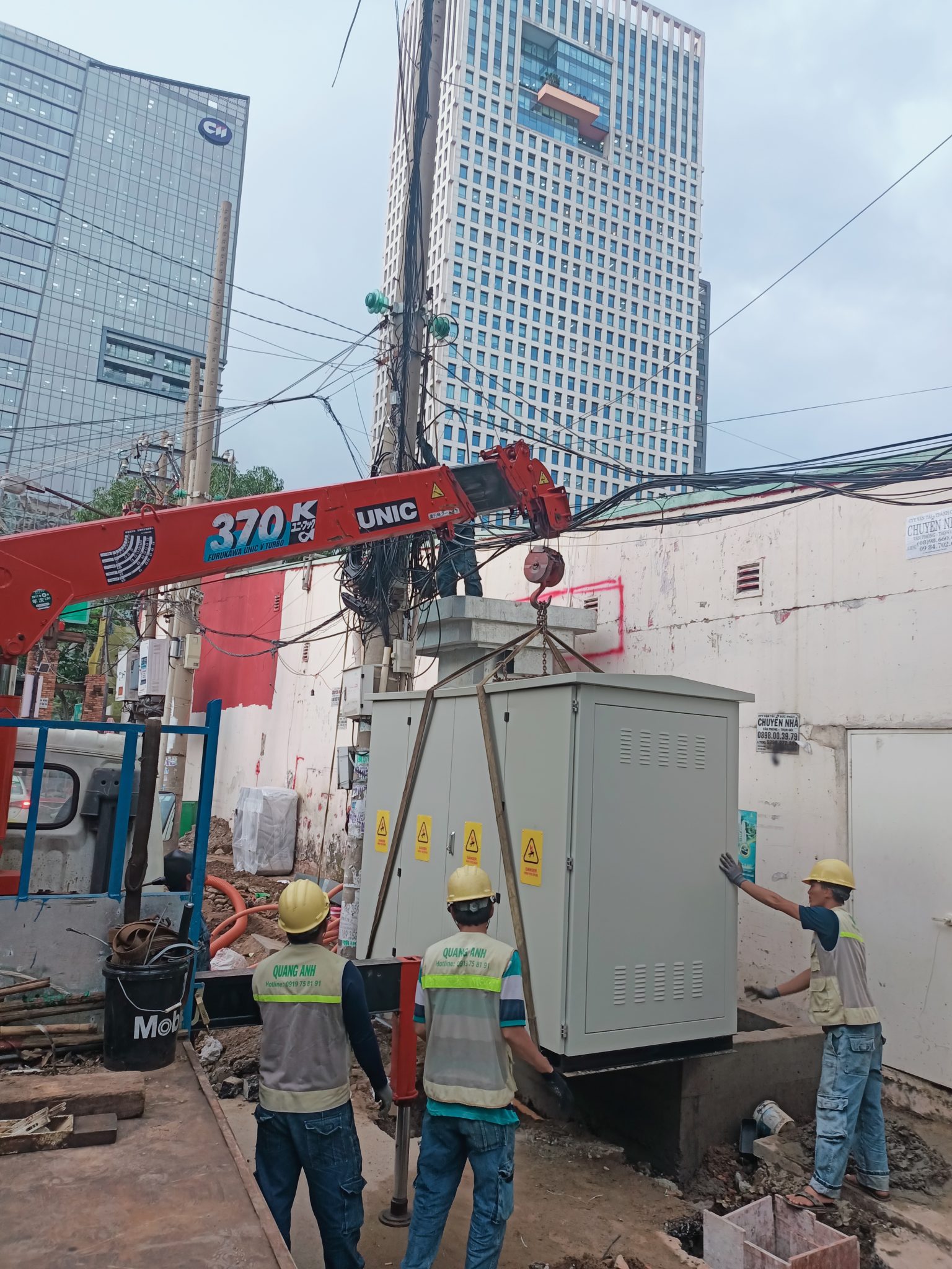 Kỹ sư thi công hệ thống điện tại công trường.