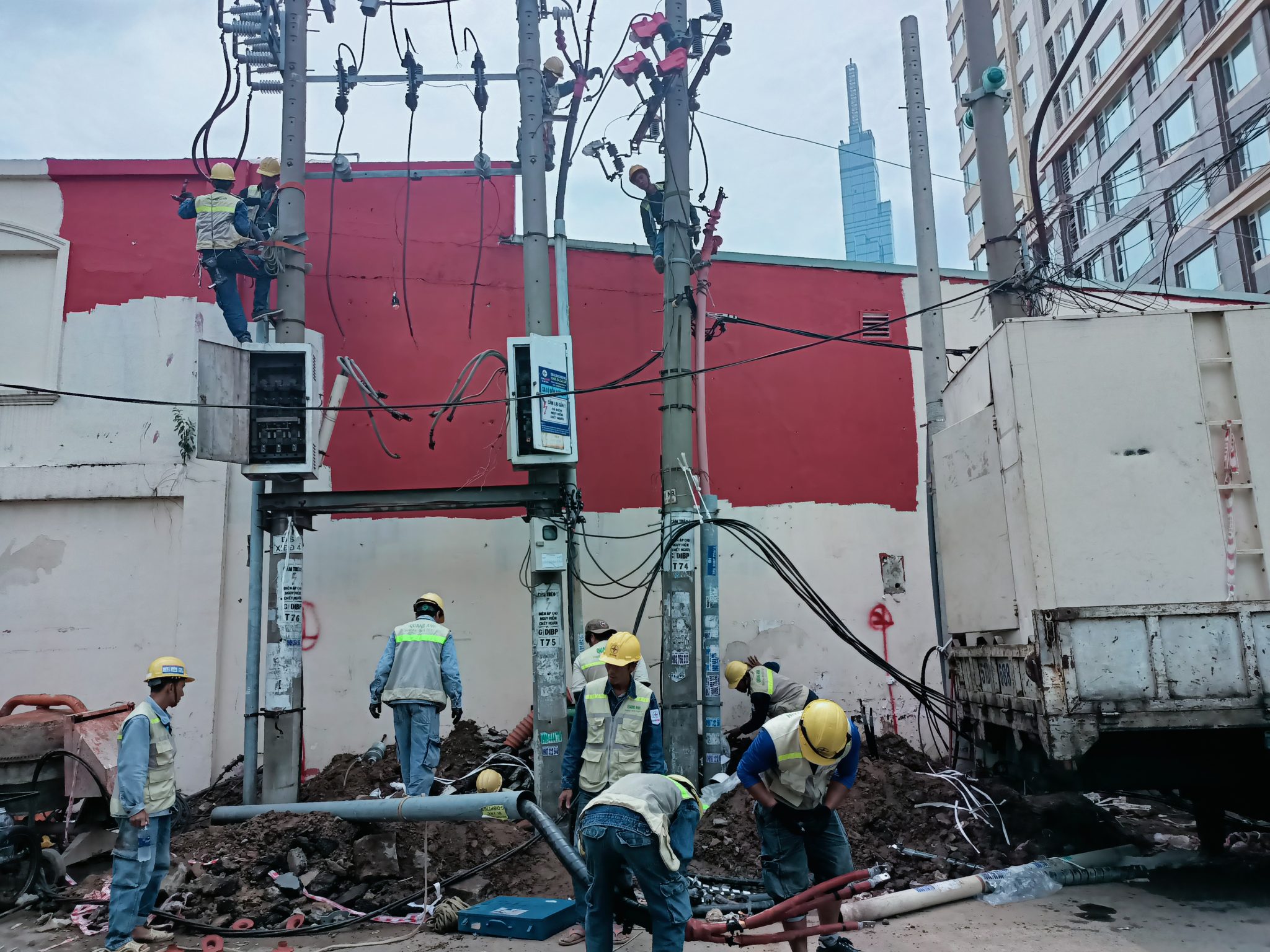 Lựa chọn trạm và tuyến cáp Mặt bằng minh họa lựa chọn trạm biến áp (kiosk, trạm nền, trong nhà, ngoài trời) và phương án tuyến cáp trung thế (đi nổi, đi ngầm; mạch đơn, mạch vòng) trên các địa hình: khu công nghiệp, đô thị, nông thôn, đồi núi.