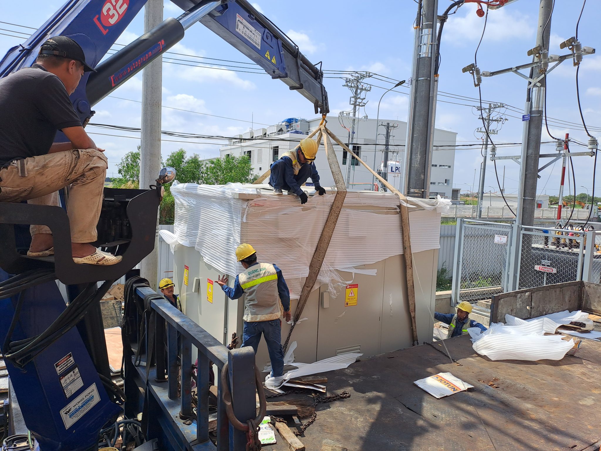Công nhân và vật liệu trong báo giá tổng thầu cơ điện.