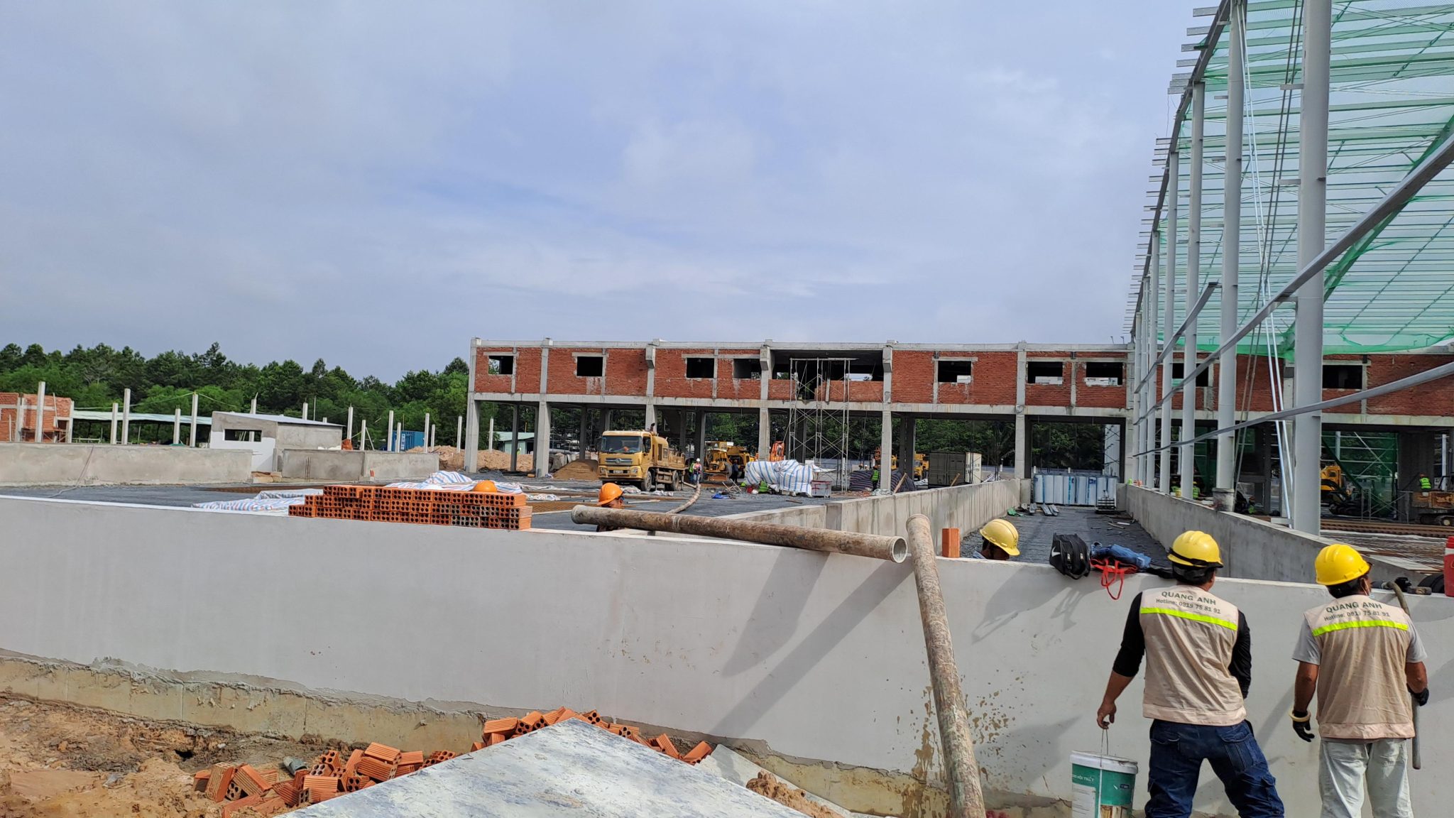 Nhân viên thực hiện bảo trì điện công nghiệp.