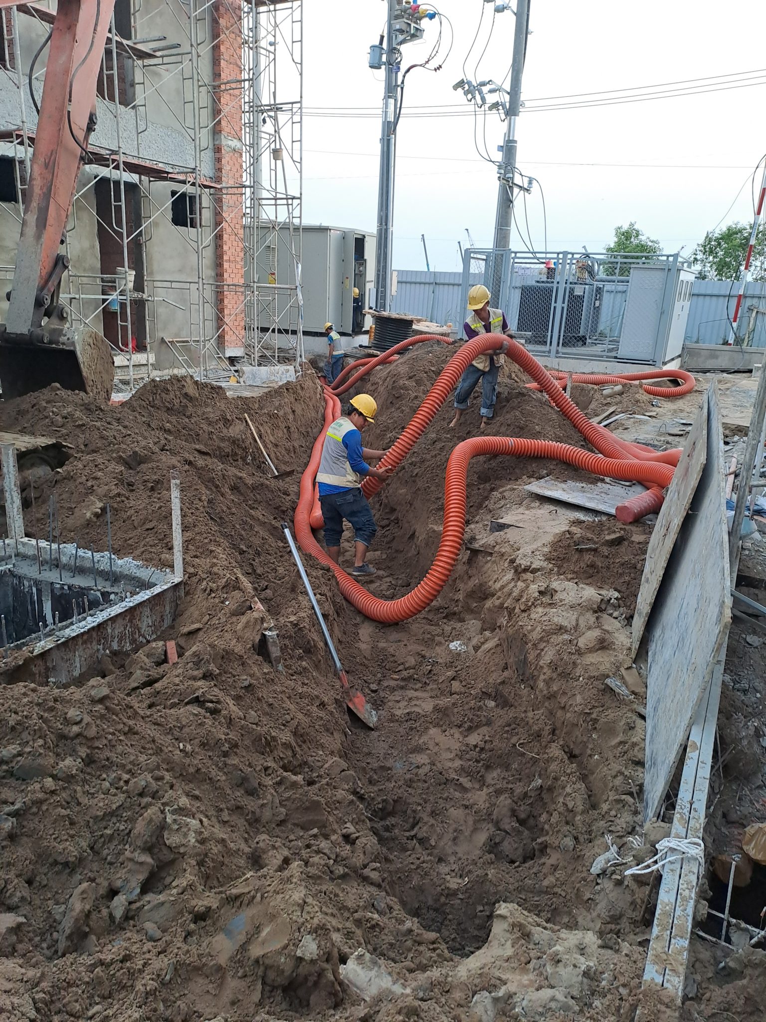 Chi phí vật tư và nhân công trong hệ thống cơ điện.