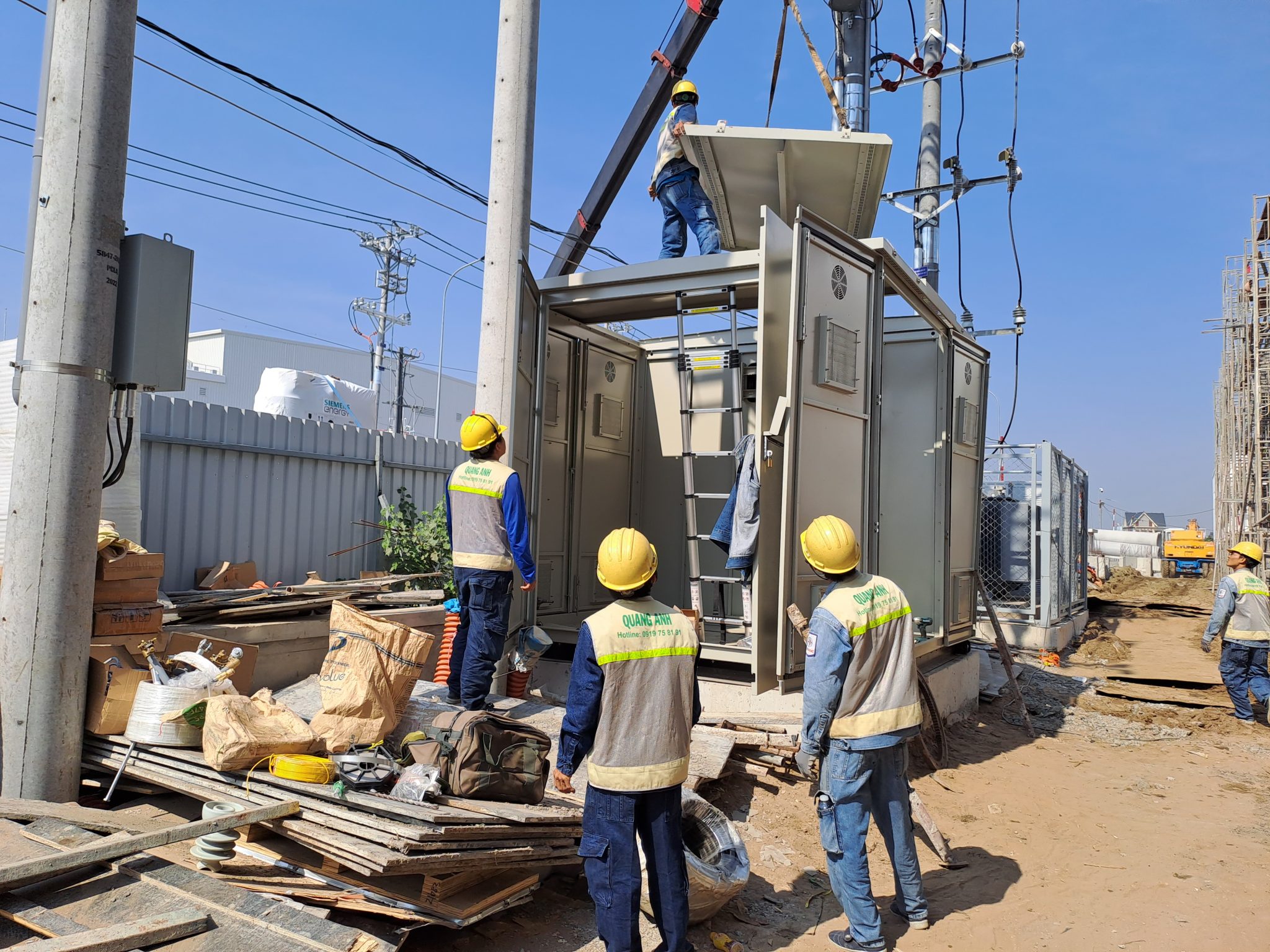 Khung chi phí sửa chữa máy biến áp 24h Kỹ sư kiểm tra máy biến áp cạnh bảng chi phí, biểu đồ mức độ hư hỏng và danh mục vật tư thay thế