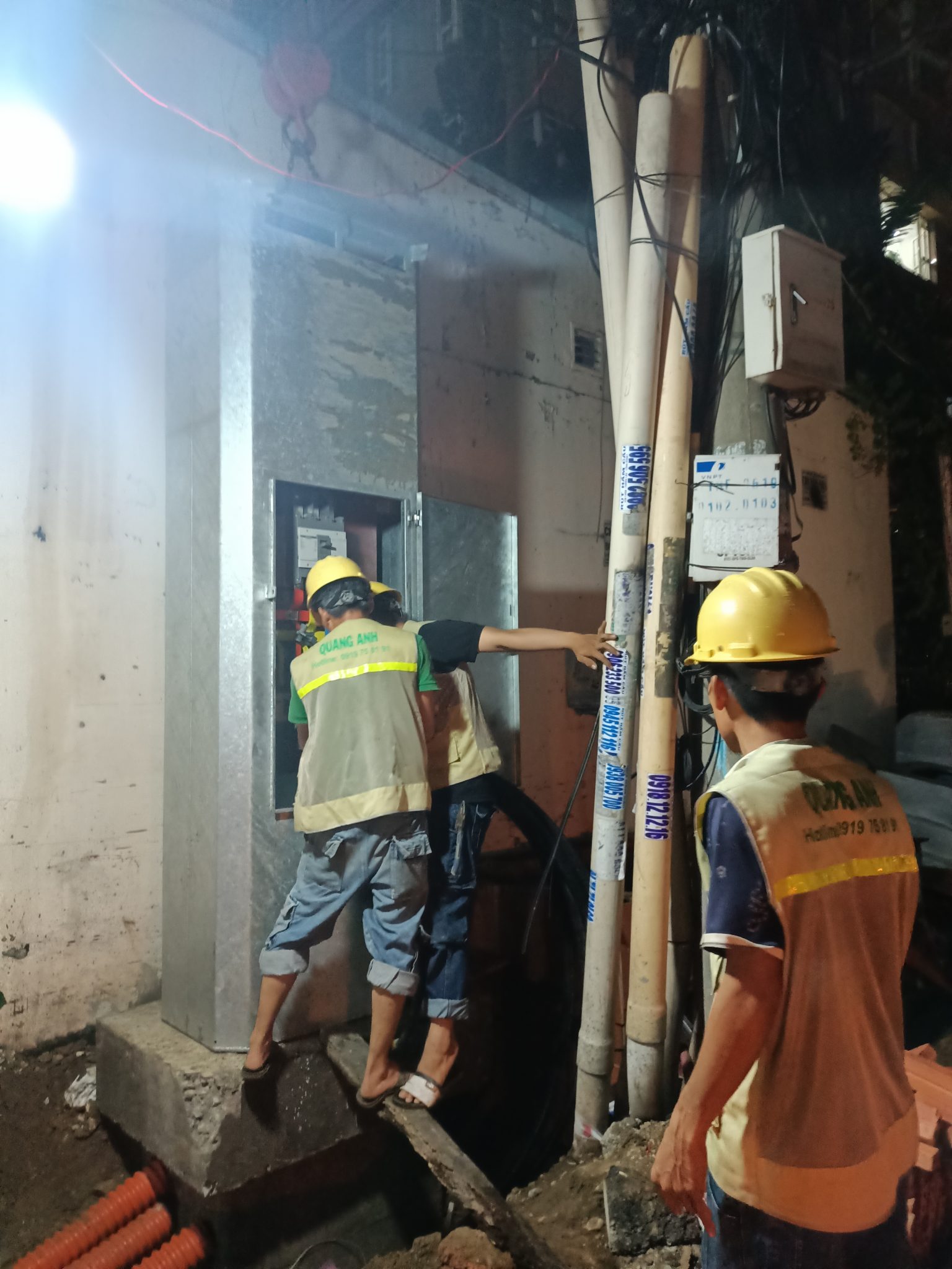 Hệ thống tua bin và hạ tầng điện gió.