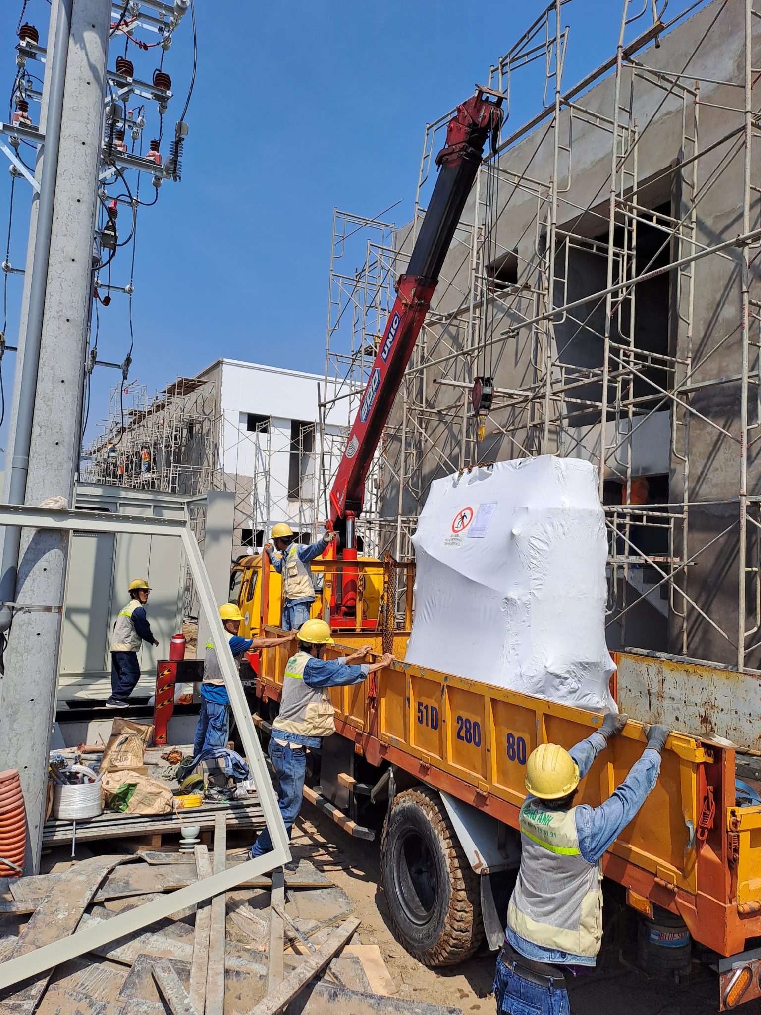 Nhóm kỹ sư giàu kinh nghiệm Kỹ sư làm việc với thiết bị hiện đại.