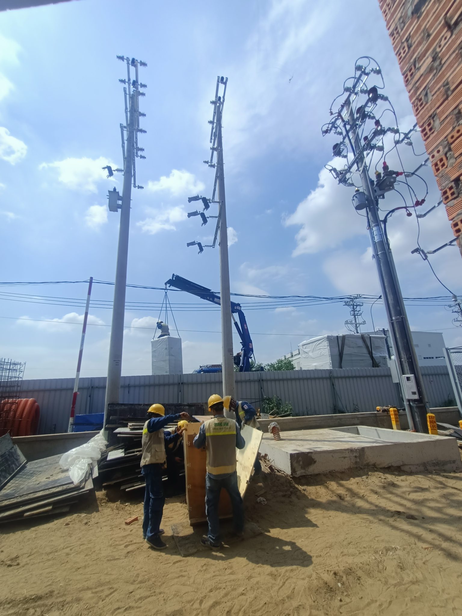 Nguồn lực thiết yếu cho trạm sạc điện. Hệ thống trang thiết bị trạm sạc điện với chi phí và công suất khác nhau.