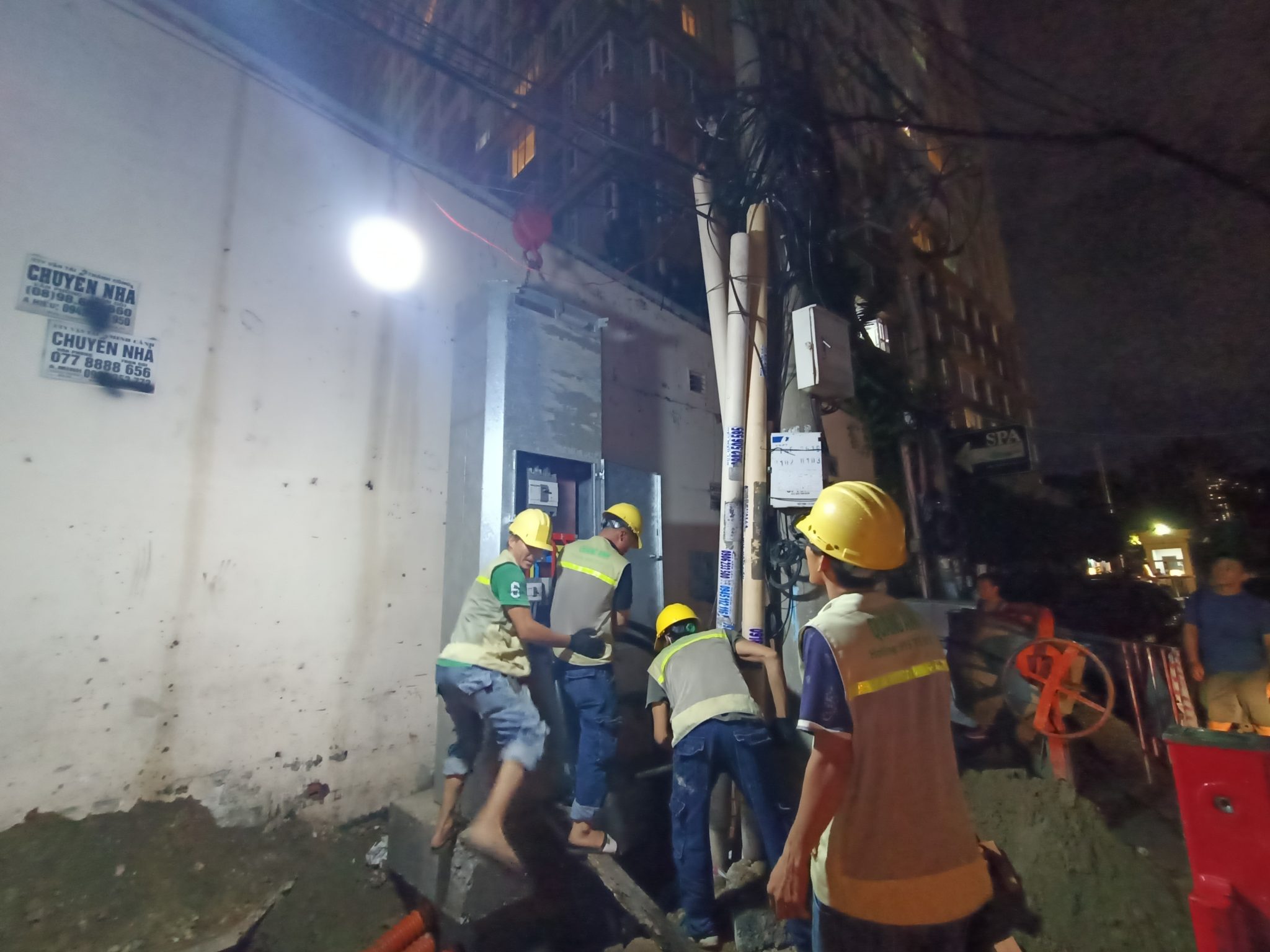 Nguy cơ khi vận hành trạm sạc Cảnh báo nguy cơ tại trạm sạc ô tô điện.