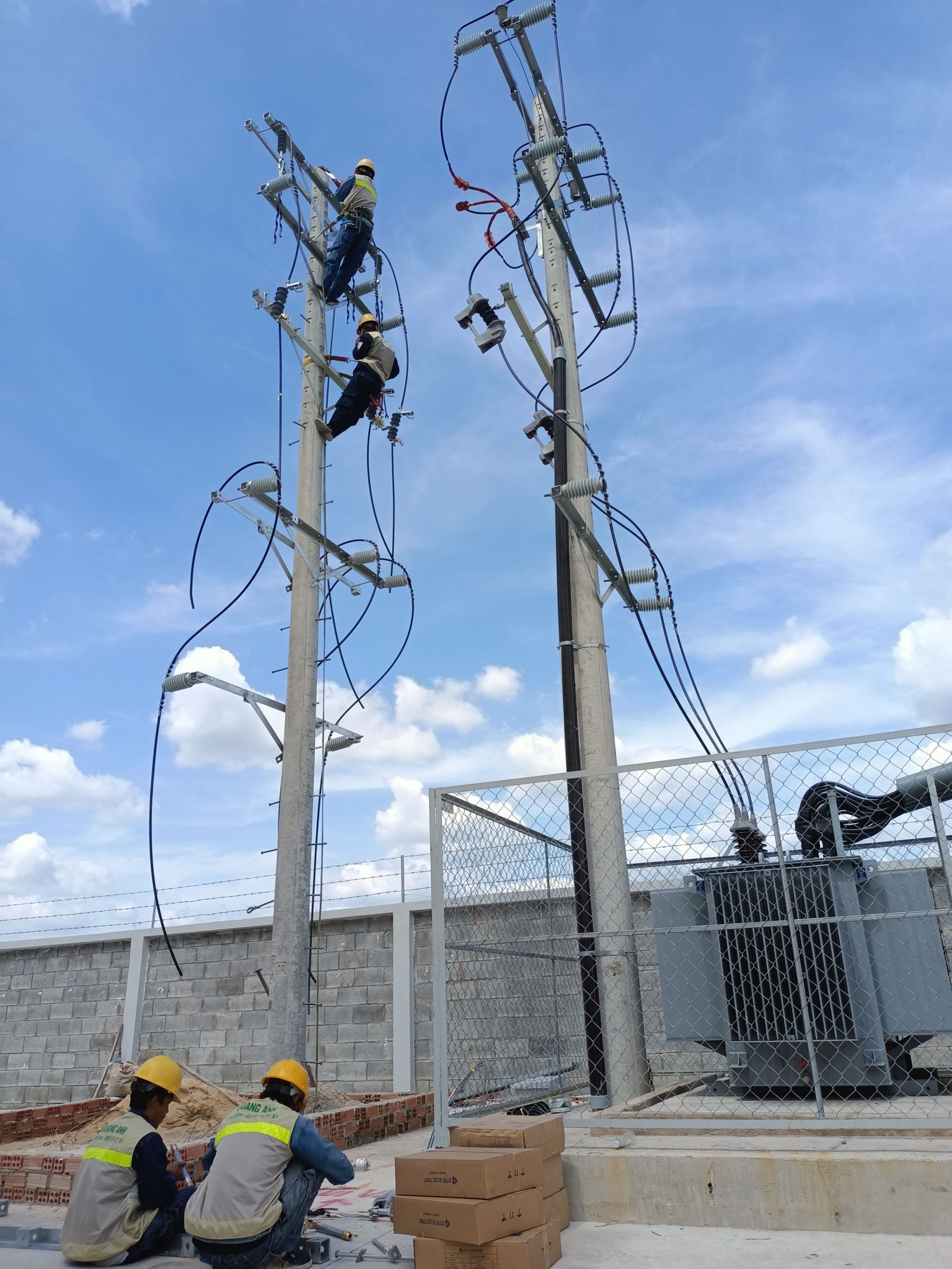 Quá trình lắp đặt trạm sạc Công nhân lắp đặt cơ sở sạc ô tô điện.