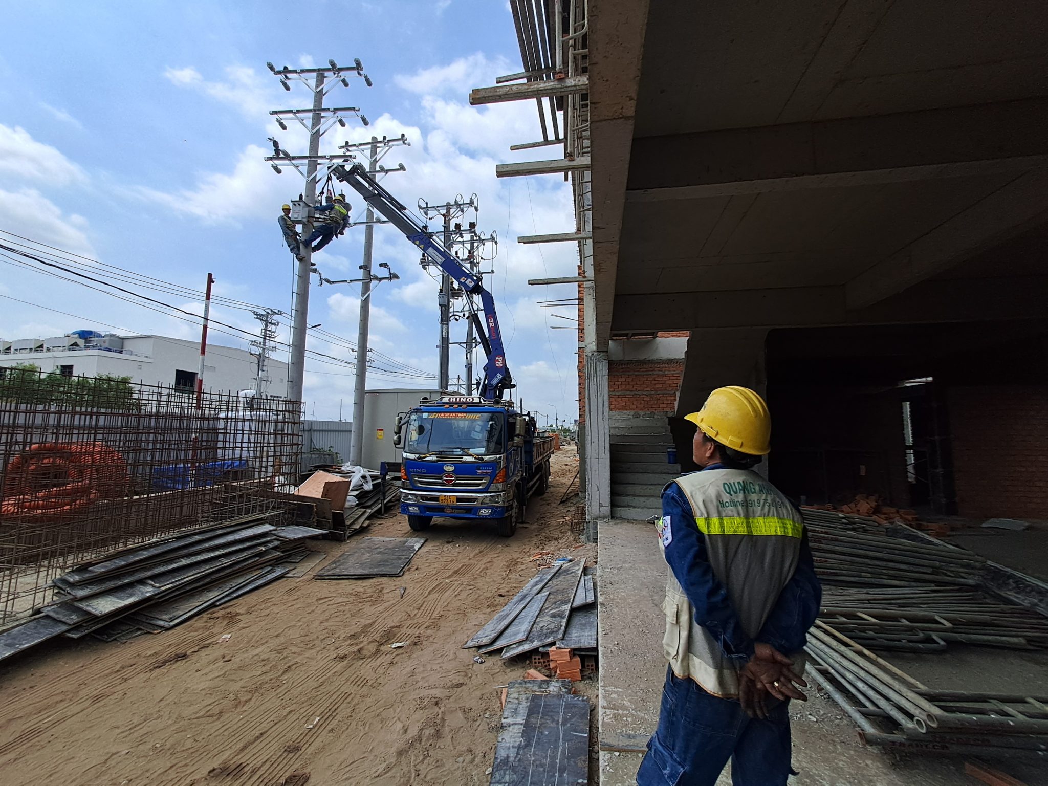 QuangAnhcons thi công điện mặt trời. Thi công điện năng lượng mặt trời.