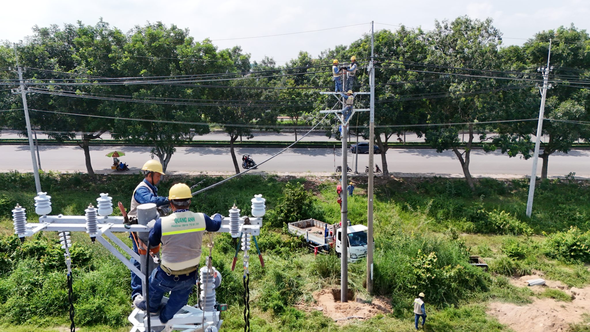 Nhóm kỹ sư QuangAnhcons trong dự án trạm biến áp. Nhóm kỹ sư QuangAnhcons trong dự án trạm biến áp.