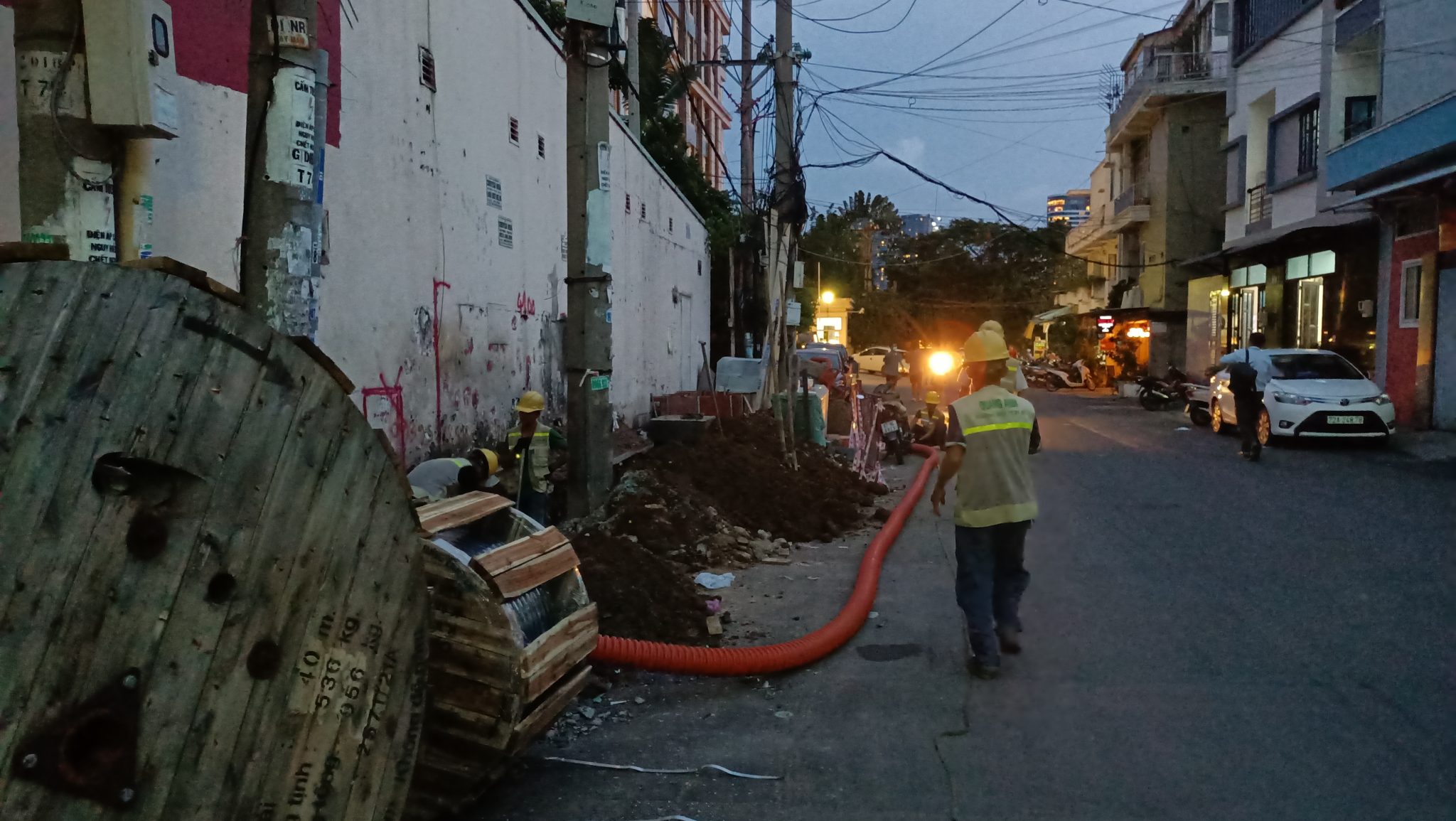 Đặt điện mặt trời trên mái Hệ thống điện mặt trời được lắp đặt trên mái nhà