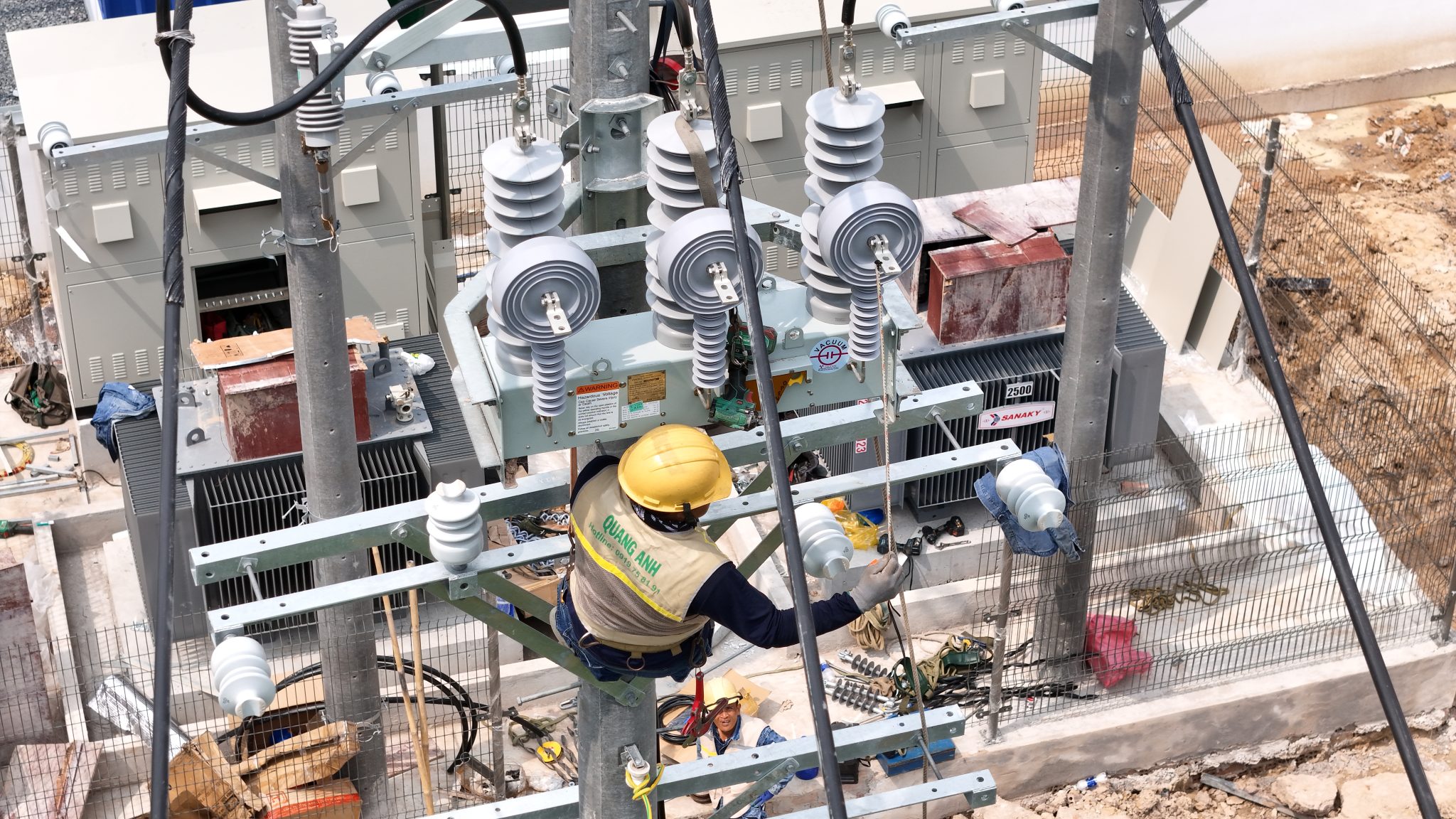 Thiết kế trạm sạc ô tô điện và năng lượng mặt trời của QuangAnhcons.