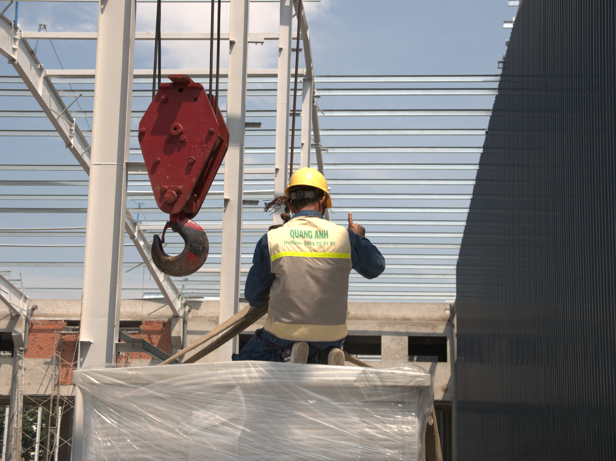 Kỹ thuật viên trao đổi về dự án năng lượng mặt trời.