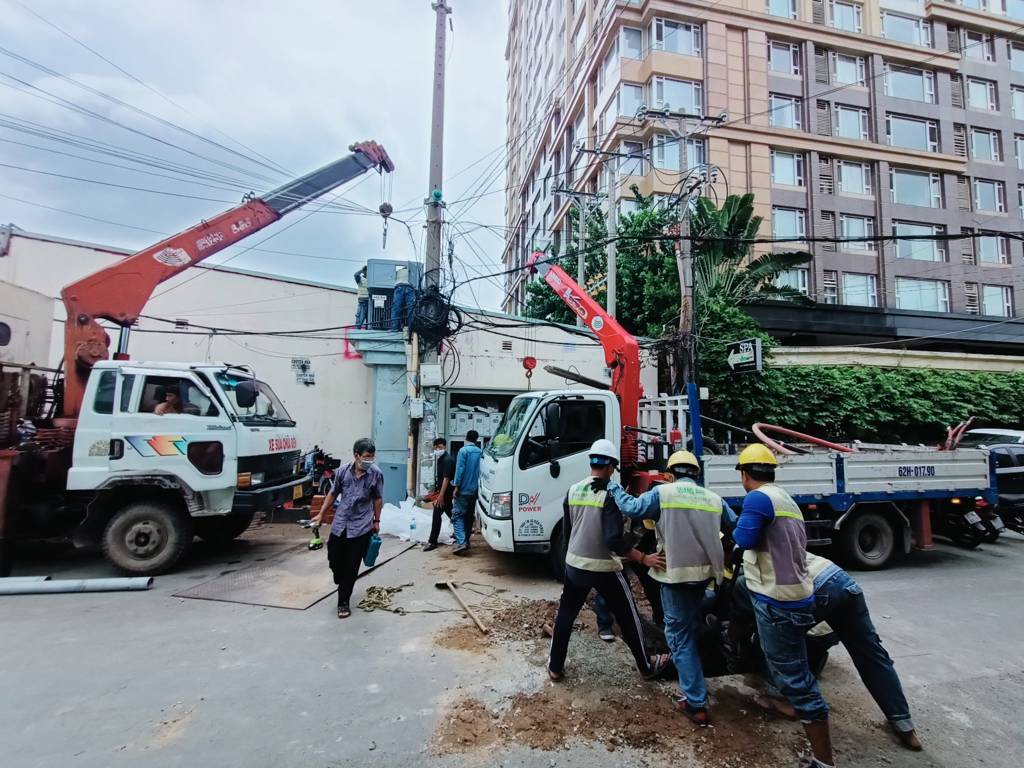 Đội ngũ kỹ sư của QuangAnhcons Đội ngũ kỹ sư của QuangAnhcons làm việc trên hệ thống truyền tải điện cao áp.