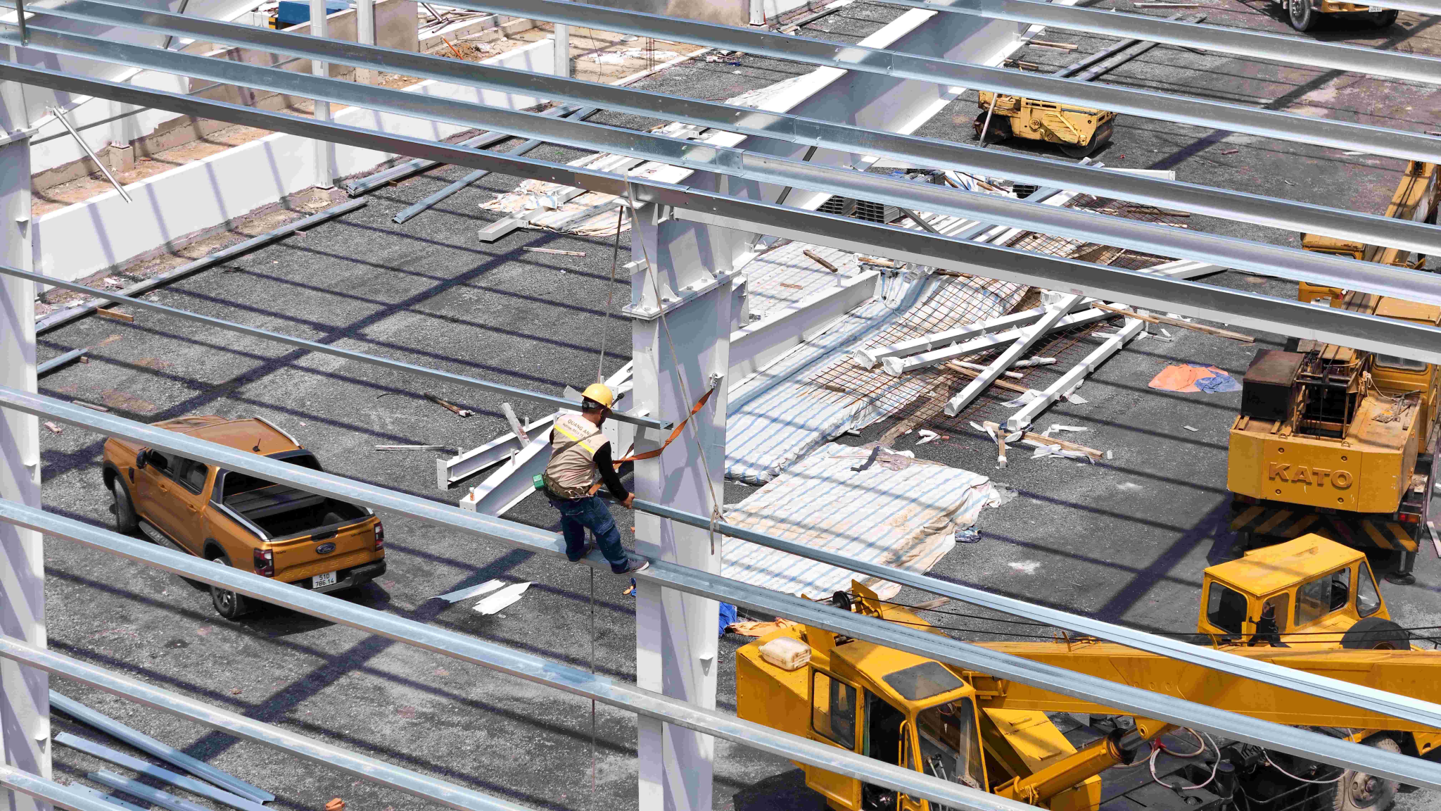 Kỹ thuật viên Quanganhcons thực hiện thiết kế hệ thống năng lượng.