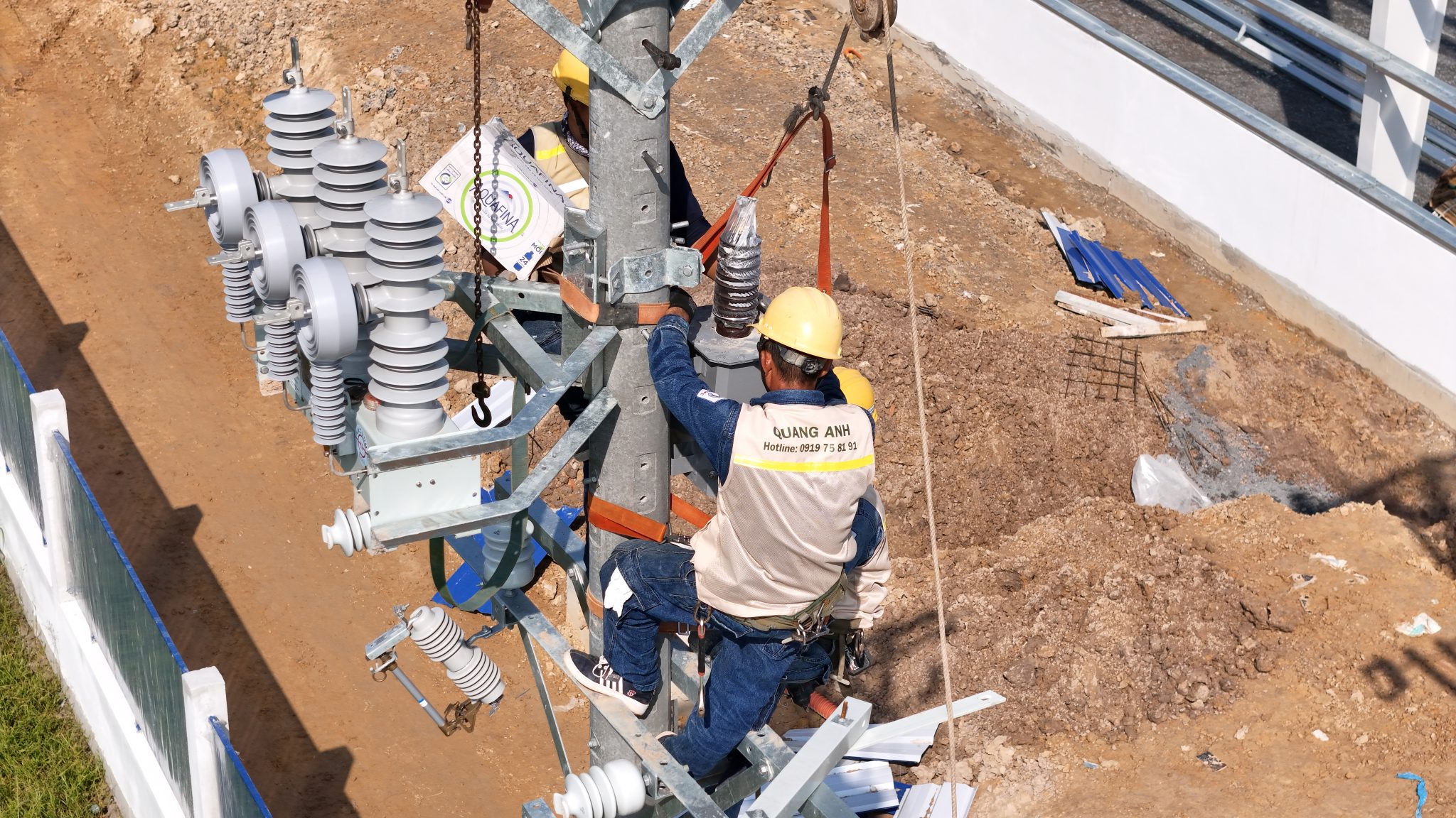 Thiết kế điện công nghiệp bởi QuangAnhcons Thiết kế hệ thống điện công nghiệp tân tiến.