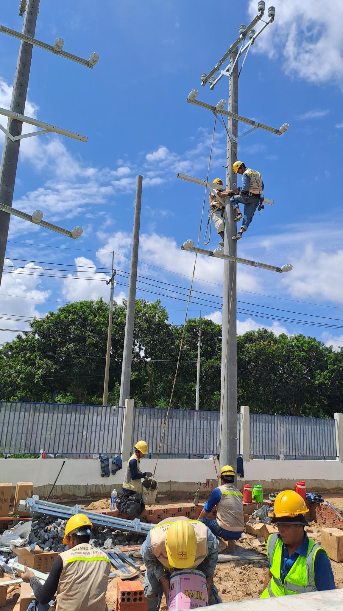 An toàn trong thi công điện Công nhân thi công hệ thống điện với bảo hộ an toàn.