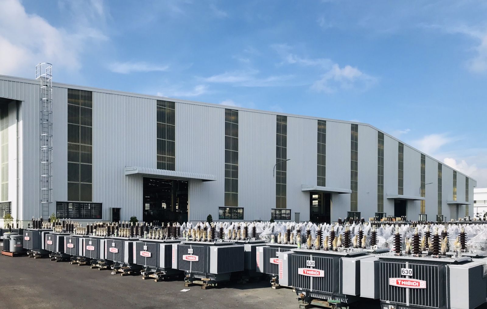 Máy biến áp THIBIDI 630 kVA – ảnh minh họa thực tế tại nhà máy Dãy máy biến áp dầu THIBIDI 630 kVA – ảnh minh họa từ khuôn viên nhà máy