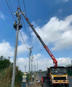 Công nhân QuangAnhcons thi công đường dây và trạm biến áp treo bằng xe cẩu