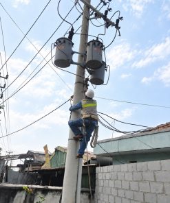 Nhân viên QuangAnhcons thi công trạm treo ba máy biến áp một pha
