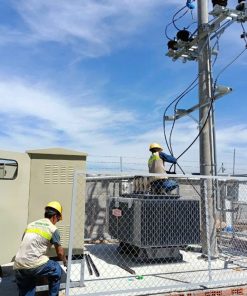 Kỹ thuật viên QuangAnhcons thi công đấu nối máy biến áp đặt nền và lắp dựng bảo vệ trạm