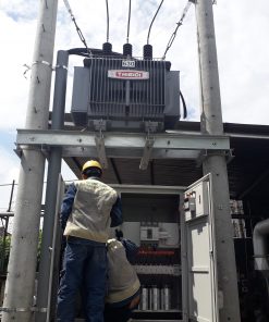 Kỹ thuật viên QuangAnhcons lắp đặt, đấu nối tủ hạ thế dưới máy biến áp giàn 630 kVA