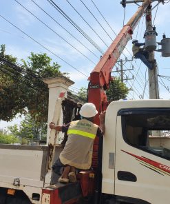 Xe cẩu hỗ trợ thi công máy biến áp một pha treo trên cột điện